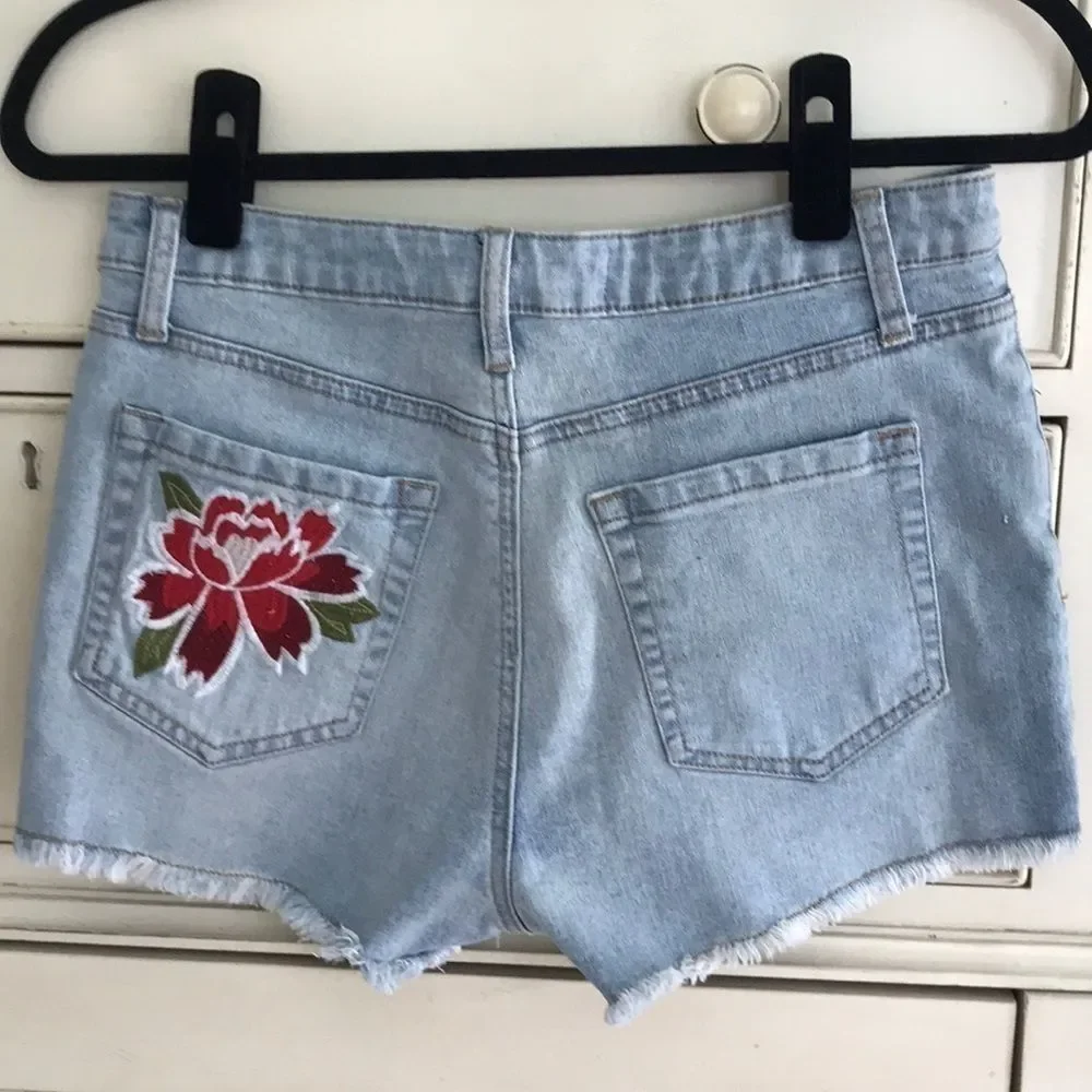 Ashley Mason Embroidered Cutoffs. Size 7 - Picture 4 of 9